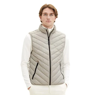 Abbildung von TOM TAILOR Herren 1036072 Lightweight Steppweste mit Stehkragen aus recyceltem Polyester, 26199 beige Alfalfa, L