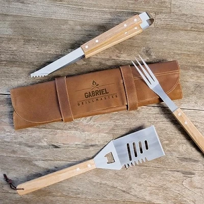 Abbildung von Grillbesteck mit Name personalisiert Grillgeschenke für Männer in Ledertasche Gravur, Grillwerkzeug und aus Edelstahl Holzgriff