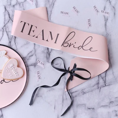 Abbildung von Ginger Ray Hen Party Team Bride Schärpen mit schwarzem Band, Rose