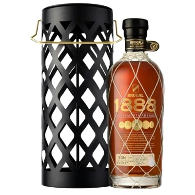 Abbildung von Brugal 1888 Lantern Pack Dominikanischer Premium Rum mit Laterne zweifach gelagert für ein komplexes Aroma 40% Vol 700ml