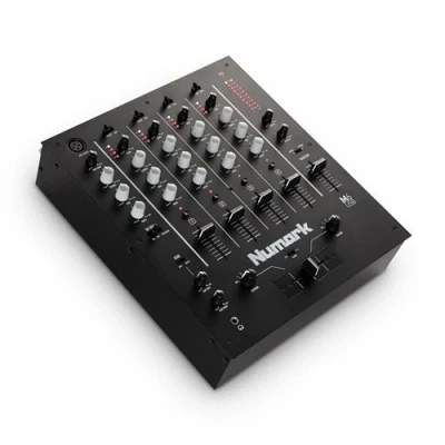 Abbildung von Numark M6 USB 4 Kanal DJ Mixer mit integriertem Audio Interface, 3 Band EQ, Mikrofoneingang und austauschbarem Crossfader Slope Kontrolle