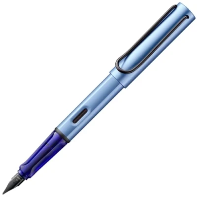 Abbildung von LAMY AL star leichter Füllhalter 0E1 aus Aluminium in aquatic mit ergonomischem Griff und polierter Stahlfeder Strichbreite Mittel, inkl. Tintenpatrone T 10 blau