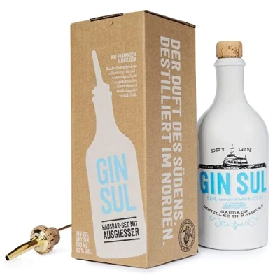 Abbildung von Gin Sul Hausbar Set 1 x 0,5l Hamburger handcrafted Premium Dry 43% Vol. mit Metall Ausgießer in Goldoptik als Geschenk, Aromen von Wacholder &amp; Zitronen aus Portugal