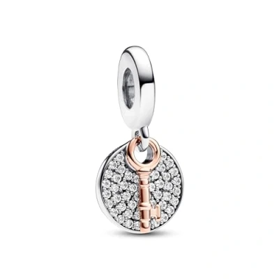 Abbildung von PANDORA Moments Bicolor Schlüssel zum Glück Doppelter Charm Anhänger aus Sterling Silber mit rosévergoldeter Metalllegierung, Kompatibel Armbänder, 783236C01