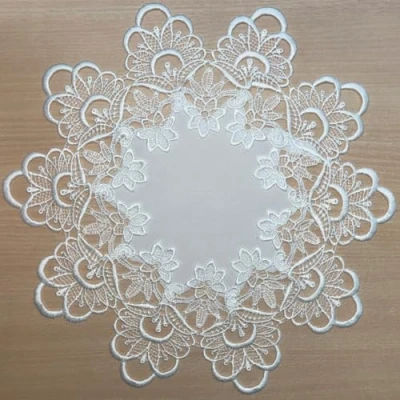 Abbildung von matches21 HOME &amp; HOBBY Tischdecke Mitteldecke Stickerei Spitze wollweiß 30x30 cm (1 tlg)