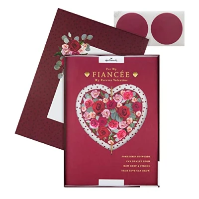 Abbildung von Hallmark Luxuriöse Valentinstagskarte für Verlobte traditionelles florales Herz Design mit Geschenkbox