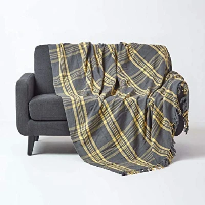Abbildung von Homescapes Tagesdecke mit Tartan Muster, Sofa und Sessel Überwurf 150 x 200 cm Fransen, weiche Wohndecke aus 100% Baumwolle, Schottenmuster, gelb grau kariert