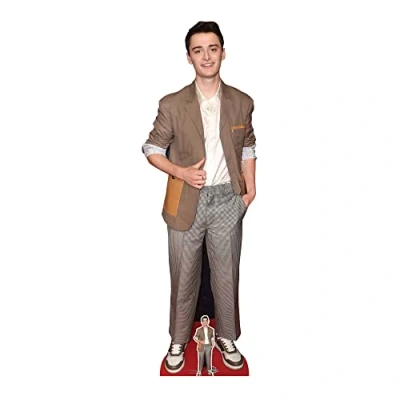 Abbildung von STAR CUTOUTS CS1018 Noah Schnapp Pappaufsteller in Lebensgröße mit braunem Minianzug
