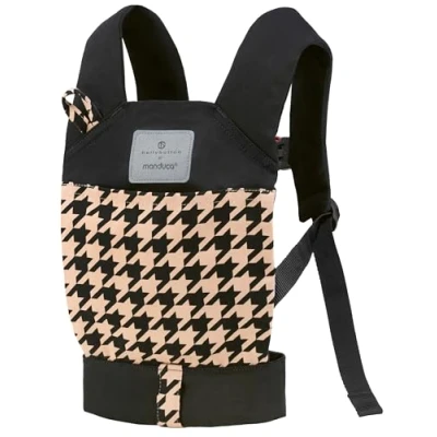 Abbildung von manduca DollCarrier Puppentrage für Kleinkinder ab 18 Monaten Puppenzubehör Jungen und Mädchen zum Tragen von Kuscheltier Puppe Einheitsgröße, Pepita Black