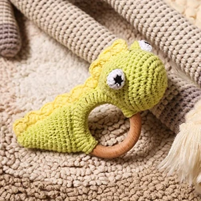 Abbildung von Youuys Babyrassel Gehäkelte Holz Häkeln Tiere Greifling Baby Rassel mit Sound Handmade für Neugeborenes Geschenk Junge und Mädchen zur Geburt (Dinosaurier)