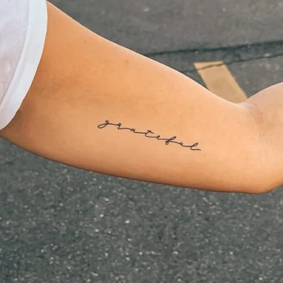 Abbildung von Inkster Tattoo Schriftzug grateful vegane &amp; wasserfeste Temporäre Tattoos für Erwachsene EU Kosmetikzertifizierte Farbe revolutionäres 2 Wochen Premium Klebetattoos Fake
