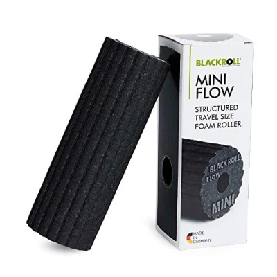 Abbildung von BLACKROLL® MINI FLOW Faszienrolle (15 x 5 cm), kleine Fitness Rolle mit geriffelter Oberfläche, handliche Massagerolle für unterwegs, im Büro &amp; Fitnessstudio, mittlere Härte, Made in Germany, Schwarz
