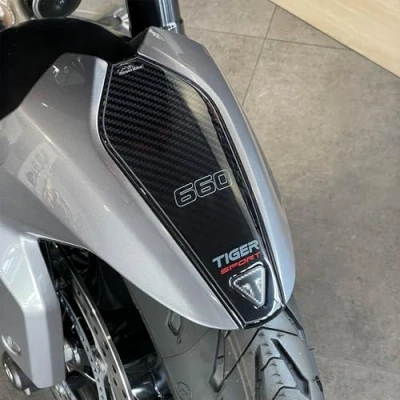 Abbildung von Resin Bike Aufkleber für Motorrad Kompatibel mit Triumph Tiger Sport 660 2022 2023. Kotflügelschutz vor Stößen und Kratzern. Aufklebersatz 3D Harzklebstoff Stickers Made in Italy