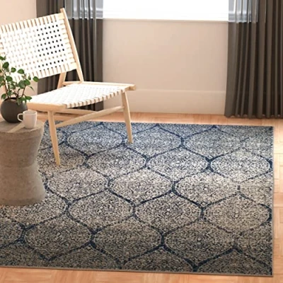 Abbildung von SAFAVIEH Distressed Teppich für Wohnzimmer, Esszimmer, Schlafzimmer Madison Collection, Kurzer Flor, Marine und Silber, 91 X 152 cm