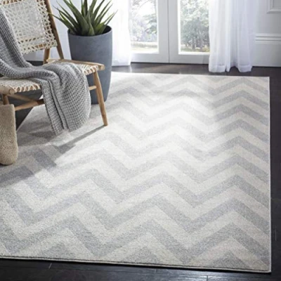 Abbildung von SAFAVIEH Geometrisch Teppich für Wohnzimmer, Esszimmer, Schlafzimmer Amherst Collection, Kurzer Flor, Hellgrau und Beige, 122 X 183 cm