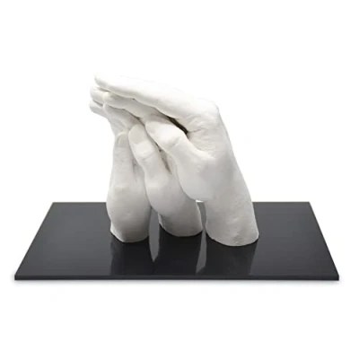 Abbildung von Lucky Hands® Family Abformset Trio+ 3D Familien Handabdruck DIY Set für 3 4 Erwachsenenhände Gipsabdruck Familie Auch Kinder und Jugendliche (Acrylsockel schwarz 20 x 30 cm)