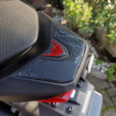 Abbildung von Resin Bike Motorrad Aufkleber, kompatibel mit Honda Hornet 750 2023, Schutz vor Stößen und Kratzern, 3D geharzt, rot, metallisiert