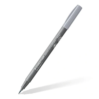 Abbildung von STAEDTLER soft brush pen pigment Arts, hell kaltgrau, softe Pinselspitze für besonders variable Linienbreiten, pigmentierte Premium Zeichentusche, wasserfest, Einzelstift, 372 870