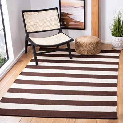 Abbildung von SAFAVIEH Modern Teppich für Wohnzimmer, Esszimmer, Schlafzimmer Montauk Collection, Kurzer Flor, Schokolade und Elfenbein, 152 X 244 cm
