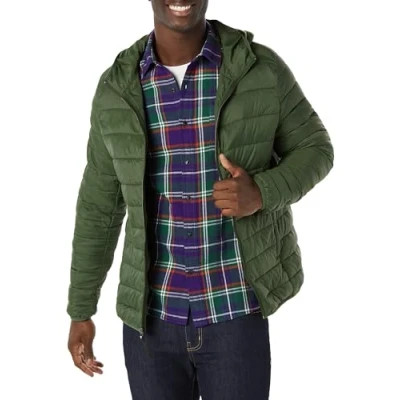 Abbildung von Amazon Essentials Herren Leichte, Wasserabweisende, verstaubare Kapuzenjacke, Dunkles Olivgrün, XL