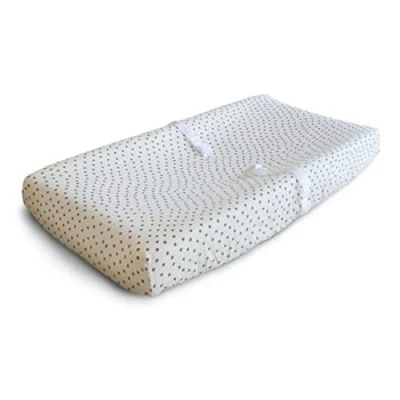 Abbildung von Mushie Waschbar Wickelauflagenbezug Wickelauflagehbezug 70x45 cm, Passend für Standard Wickelauflage Verstellbare Sicherheitsgurte (Bloom)