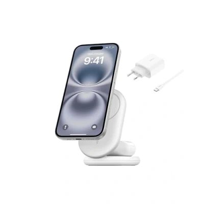 Abbildung von Belkin BoostCharge 2 in 1 magnetisches einklappbares Ladegerät Qi2, MagSafe kompatibles 15 W, Schnellladegerät für Apple iPhone 16/15/14/13/12, induktive Ladestation, inklusive Netzteil Weiß