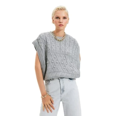 Abbildung von TRENDYOL Damen Crew Neck Cable Knit Regular Vest Sweater, Grau, M EU