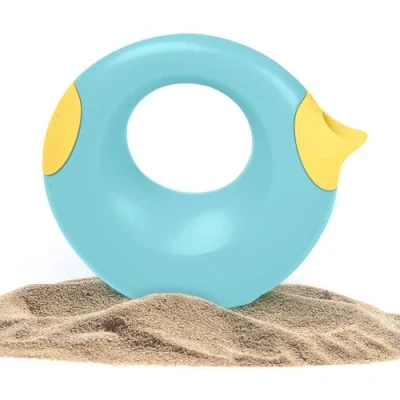 Abbildung von Quut Cana Large Kinder Gießkanne Vielseitiges Badespielzeug und Gartenarbeit Spielzeug, Geburt, Förderung Kreativer Outdoor Spiele, Geeignet ab 1 Jahr (Blaue Banane, 0.5L)