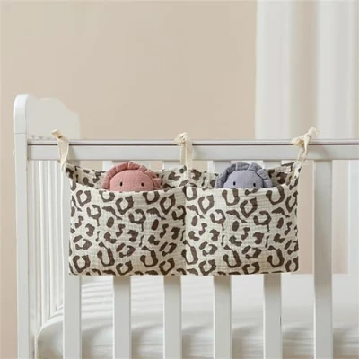 Abbildung von Baby Kinderzimmer Organizer, Kinderbett Babybett Aufbewahrungstasche, Organizer Hängend für Kleidung Windeln Deko (Leopard)