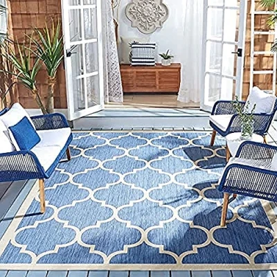 Abbildung von SAFAVIEH Geometrisch Teppich für Wohnzimmer, Esszimmer, Schlafzimmer Wasserdicht Courtyard Collection, Kurzer Flor, Blau und Beige, 201 X 290 cm