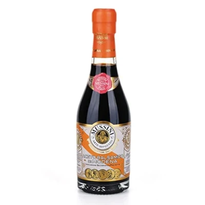Abbildung von Mussini Balsamico Essig aus Modena, 5 Goldmedaillen, 250 ml Noten von Edelhölzern Balsamic Vinegar of Modena Geeignet für Fleisch, Fisch, Käse, Obst und Gemüse Aceto 100% Made in Italy