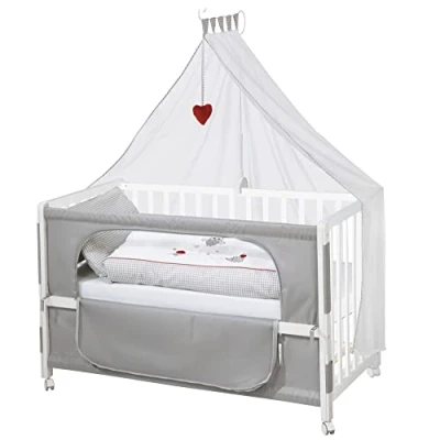 Abbildung von roba Beistellbett 60 x 120 cm Adam &amp; Eule Room Bed Babybett zum Anstellen an Elternbett Inklusive Matratze, Bettwäsche, Himmel Mobil Höhenverstellbar Holz weiß
