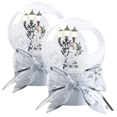 Abbildung von infactory Schneekugel: 2er Set Schneekugeln mit singendem Weihnachtsmann, LED Laterne (Schneekugel Weihnachten, Schneekugel LED, batteriebetrieben)