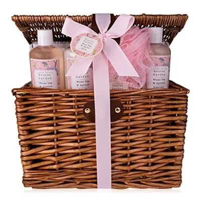 Abbildung von accentra Geschenkset SECRET GARDEN in Picknickkorb aus Weide, Bade und Dusch Set mit White Tea &amp; Apricot Duft, 6 teiliges im schönen Weidenkorb