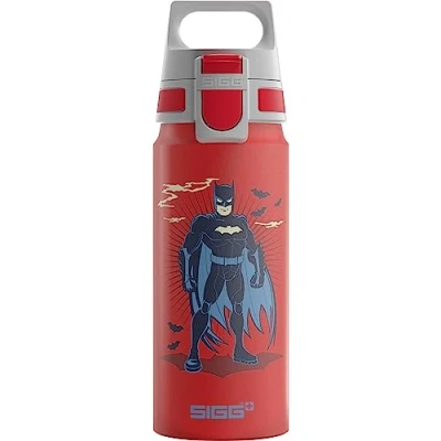 Abbildung von SIGG Alu Trinkflasche Kinder WMB ONE Batman Standing Für Kohlensäurehaltige Getränke Geeignet Auslaufsicher Federleicht BPA frei Klimaneutral Zertifiziert Rot 0,6L