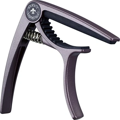 Abbildung von Deluxe Gitarren Capo für Akustikgitarren, Ukulele, Banjo, Mandoline, Bass Aus Hochwertiger Zinklegierung 6 &amp; 12 saitige Instrumente Luxus Zubehör von Nordic Essentials