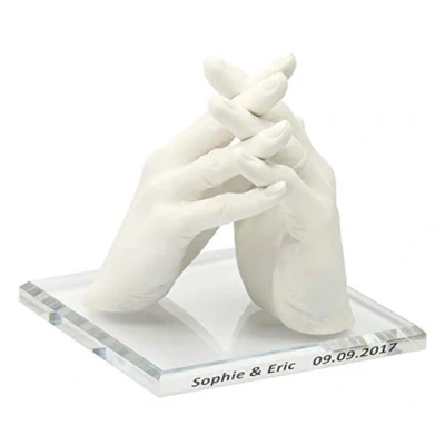 Abbildung von Lucky Hands Family &amp; Wedding Abformset DUO 3D Handabdruck Set DIY für 2 Erwachsenenhände Gipsabdruck Hochzeit, Familie, Kinder Jugendliche (inkl. Acrylsockel 18 x cm mit Beschriftung)