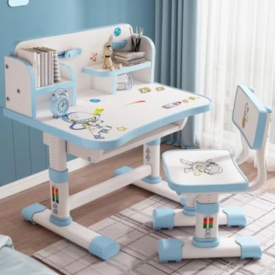 Abbildung von ilkqeppe Funktionelles Kinder Schreibtisch und Stuhl Set, höhenverstellbares Schul Studiertisch Set mit Cartoon Muster, großem Schreibbrett, Bücherregal Büchereimer Blau