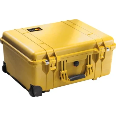 Abbildung von PELI 1560 Langes Stoßfestes Case für Fragiles Equipment Mit Rollen und Teleskopgriff, IP67 Wasser Staubdicht, 44L Volumen, Schaumeinlage (anpassbar), Gelb