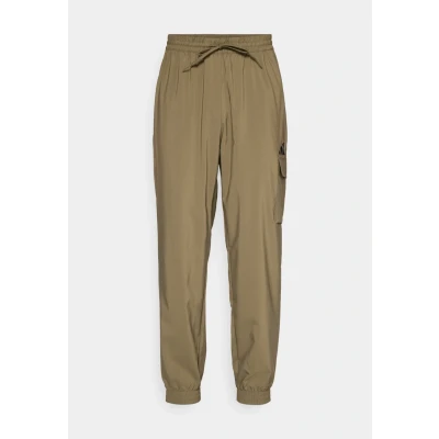 Abbildung von adidas Sportswear Essentials Small LOGO Stoffhose, Herren, Größe: Small, Olive strata/black