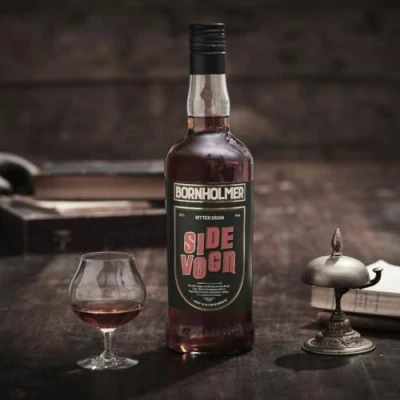 Abbildung von Bornholmer Sidevogn Bitter Dram aus Dänemark. 0,7 L, Alk. 32% Vol.