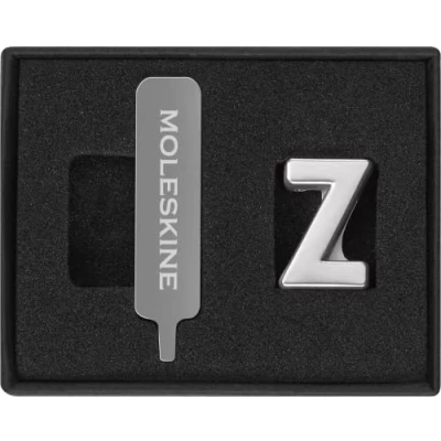 Abbildung von Moleskine Anstecknadel für Notizbuch oder Agenda BuchstabeZ, Buchstaben Anstecknadel, Personalisiere den Verschluss mit einem Gummiband, Personalisierte Geschenkideen, Silberfarbe