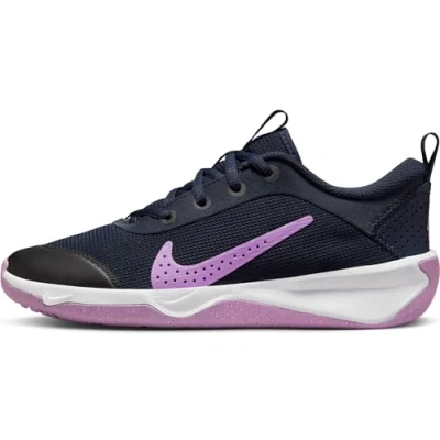 Abbildung von Nike Performance OMNI Multicourt Unisex Laufschuh Neutral für Kinder, Größe: 38.5, Obsidian/rush fuchsia/white Schuhe