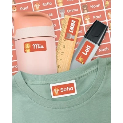 Abbildung von melu kids® Namensaufkleber für Kinder Kleidung &amp; Gegenstände (60 Stück) Kita/Schule Namensschilder waschmaschinenfest und personalisiert (rot)