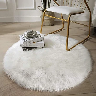 Abbildung von HEQUN Faux Lammfell Schaffell Teppich, Lammfellimitat Teppich Longhair Fell Optik Nachahmung Wolle Bettvorleger Sofa Matte (90x 90 cm, Weiße)