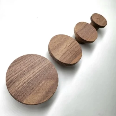 Abbildung von ScandiHooks Wandhaken Runde aus Walnussholz, Flur, Eingang, Eingangsbereich, Gardeobe, Schlafzimmer, Wohnzimmer, Kinderzimmer, Badezimmer, Bad, WC, Ankleide, Ankleidezimmer, Unbehandeltes und nachhaltiges Walnuss Massivholz