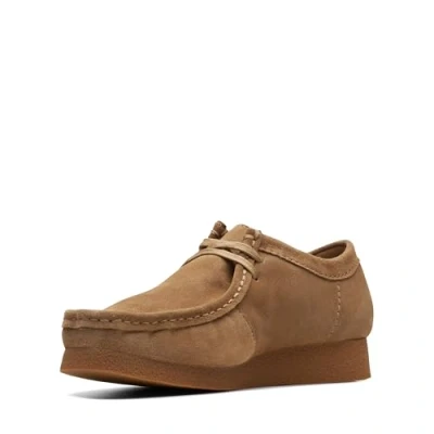 Abbildung von CLARKS Unisex WallabeeEVO Shoes, Dark Sand Suede, 39.5 EU