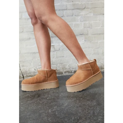 Abbildung von UGG Classic Ultra Mini Platform Winterboots, Plateau Boot, Trend, Schlupfschuh mit Plateausohle