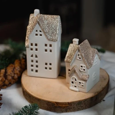 Abbildung von DARO DEKO Keramik LED Haus weiß Gold Glitzer 7 x 11,5 cm Lichthaus