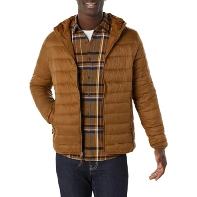 Abbildung von Amazon Essentials Herren Leichte, Wasserabweisende, verstaubare Kapuzenjacke, Hellbraun, S